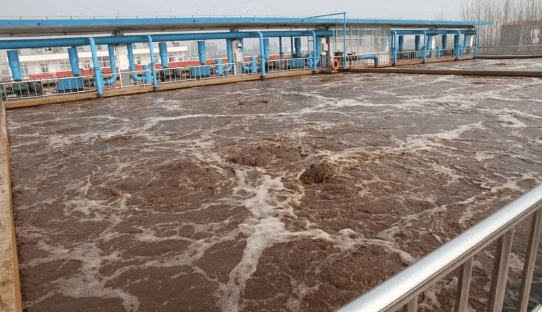 （圖：造紙廢水起泡現(xiàn)場）
